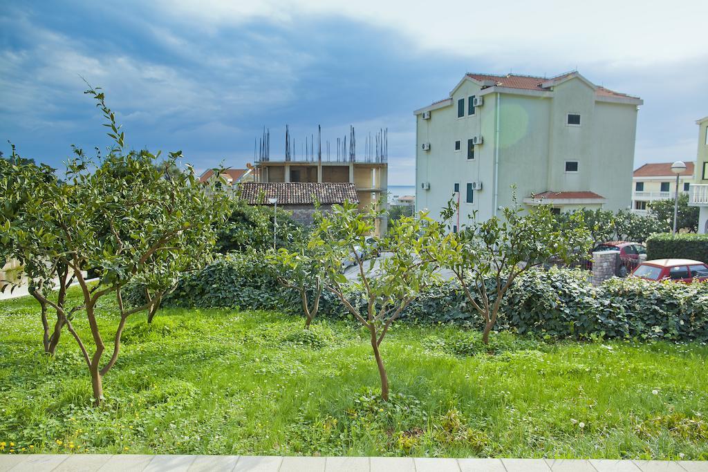 Apartments Mandarina Garden Petrovac Kültér fotó